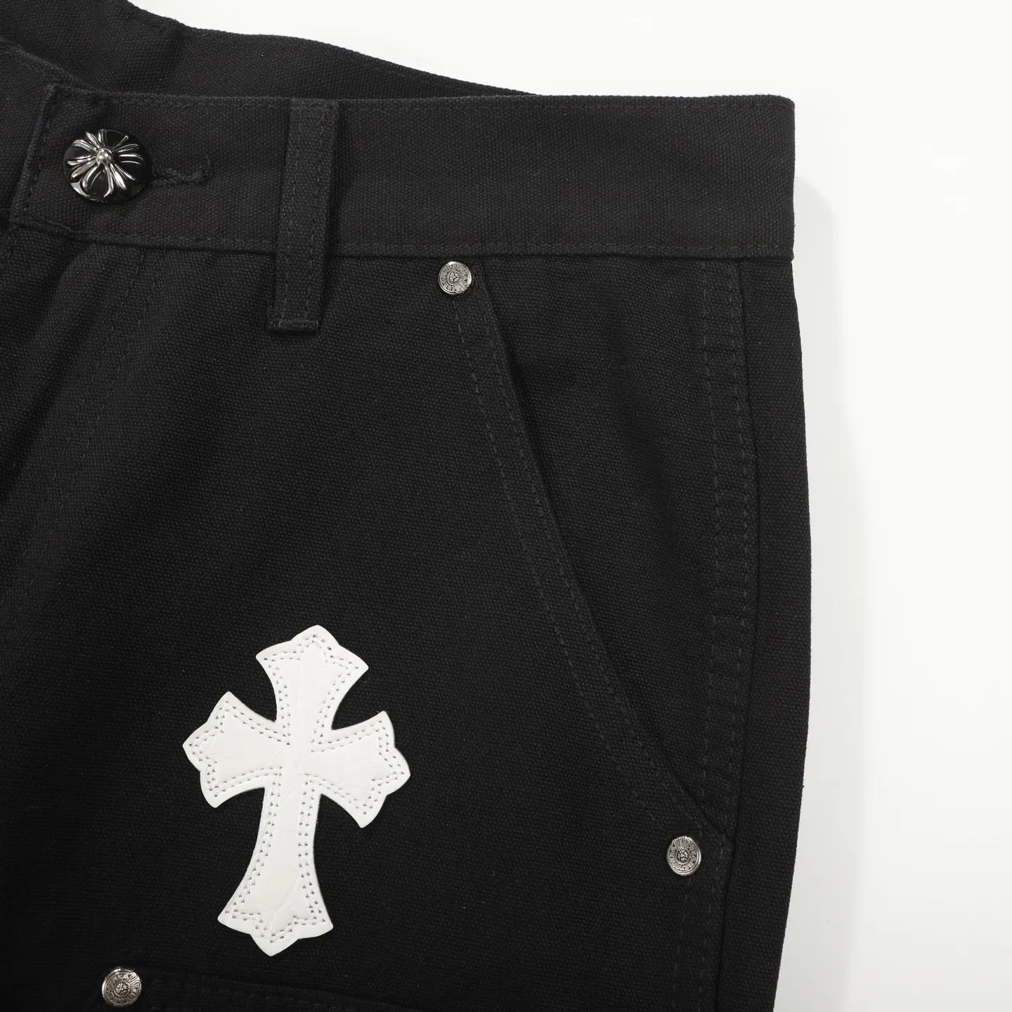 P280 Chrome Hearts/Chrome Hearts 25FW CH Workwear Logging Big Cross Leather Limited Edition Jeans (Black) Chrome Hearts are the most popular pants in color. Made of beaded canvas fabric, heavy washing makes the upper body of the fabric more textured and the pants are tall and straight! The three-dimensional cutting of the whole trousers is a masterpiece! The hardware is customized by zp. The beaded canvas fabric is thick and soft after being washed. It has good breathability. Customized small leather label. Unique design. The details are simple and elegant, and the workmanship is exquisite. The whole trousers are neatly routed and the details are in place! It’s so cool that both men and women can easily control the genderless trend!  Color: black Size: 28/30/32/34/36 Waist: 69/74/79/84/89 Knee: 50/51.5/53/54.5/56 Pants length: 102/104/106/108/110